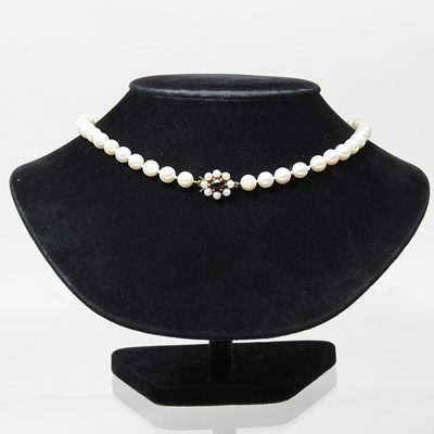 Lot 236 - A cultured pearl single strand necklace, with...
