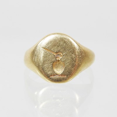 Lot 59 - An 18 carat gold signet ring, engraved with a...