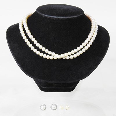 Lot 30 - A cultured pearl single strand necklace, with...