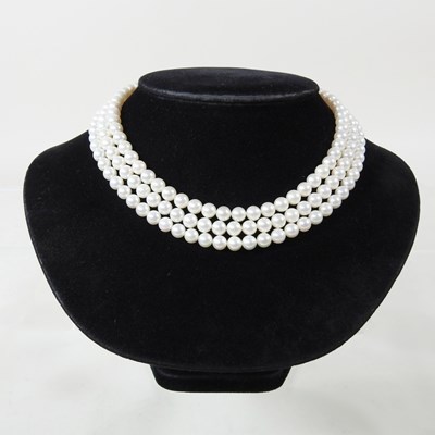 Lot 230 - A cultured pearl triple row bead...