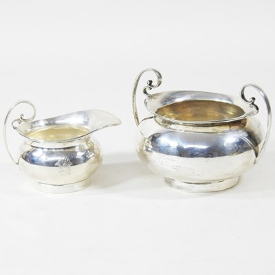 Lot 77 - An Edwardian silver cream jug, 110g, 120cm...
