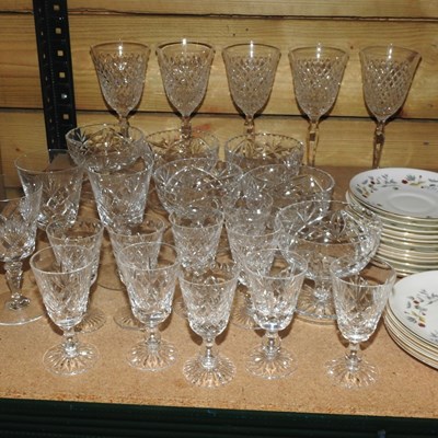 Lot 176 - A collection of glassware