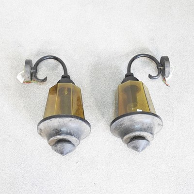 Lot 168 - A pair of exterior wall lanterns (2)