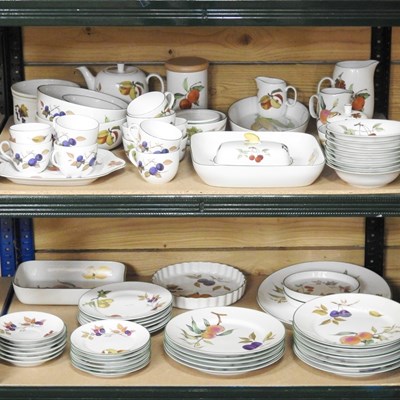 Lot 453 - A Worcester Evesham Vale pattern part tea and...