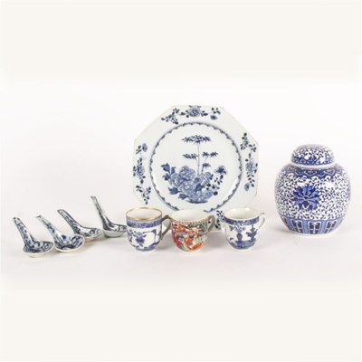 Lot 159 - A collection of Chinese porcelain, to include...