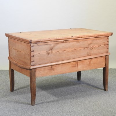 Lot 386 - An antique pine corn bin