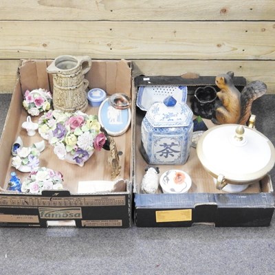 Lot 402 - A collection of decorative china, to include...