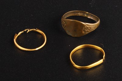Lot 290 - A 22ct yellow gold wedding band, cut, 1.1g,...