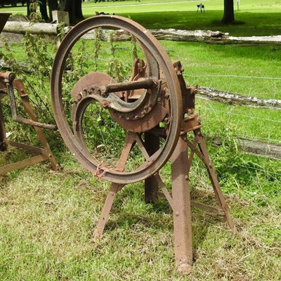 Lot 535 - An antique chaff cutter