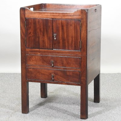 Lot 321 - A George III mahogany tray top commode