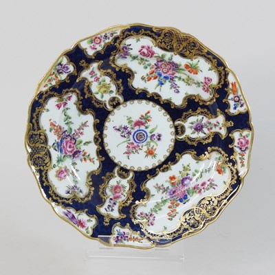 Lot 8 - An 18th century Worcester porcelain plate