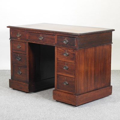 Lot 632 - An Edwardian mahogany pedestal desk