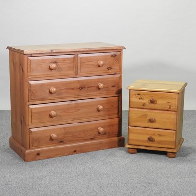 Lot 415 - A modern pine chest of drawers