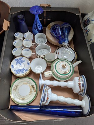 Lot 532 - A collection of various glass and ceramic...