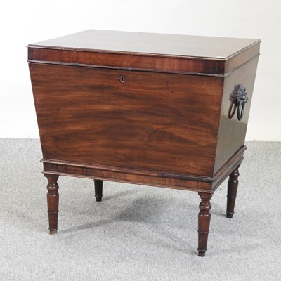 Lot 514 - A Regency mahogany cellarette