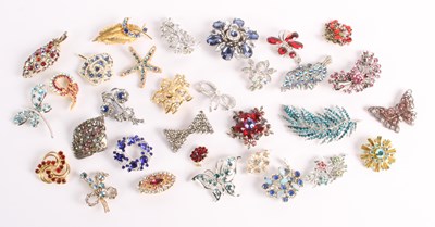 Lot 653 - A collection of costume brooches