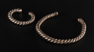Lot 182 - A silver torc necklace, together with a...