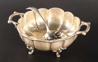 Lot 211 - A George V silver bowl, having a scalloped...