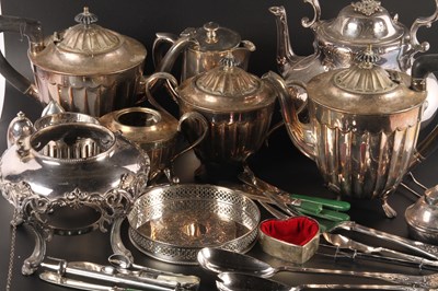 Lot 613 - A collection of silver plated wares