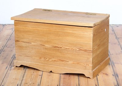 Lot 583 - A pine chest