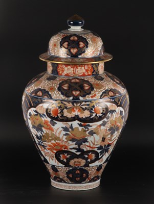 Lot 107 - A large Japanese Imari porcelain jar and cover