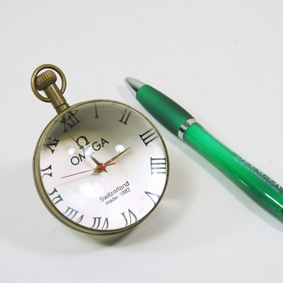 Lot 659 - A modern glass ball clock, 6cm