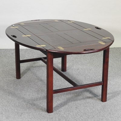 Lot 522 - A modern hardwood butler's tray coffee table