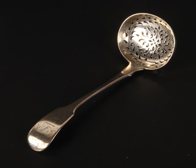 Lot 148 - A William IV silver fiddle pattern sifting...