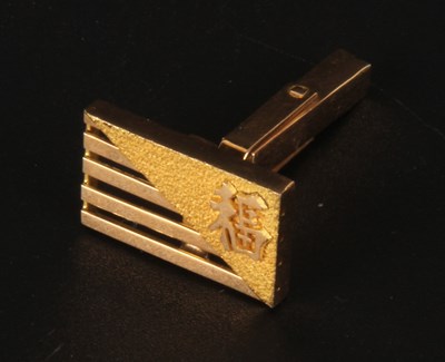 Lot 406 - An 18 carat yellow gold cufflink, 5g