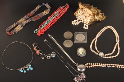 Lot 181 - A collection of items to include costume...