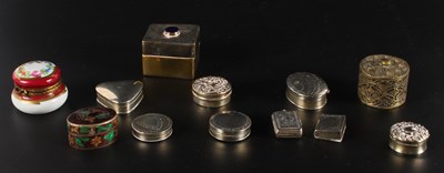 Lot 135 - A collection of trinket and pill boxes, to...