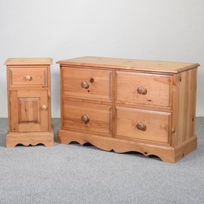 Lot 427 - A modern pine chest of drawers