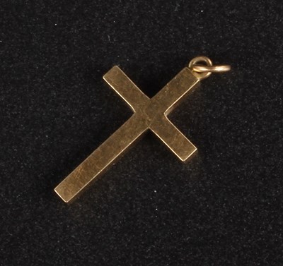 Lot 105 - A 9ct yellow gold crucifix pendant, 3.2g