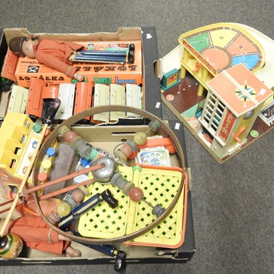 Lot 402 - A collection of vintage toys and games, circa...