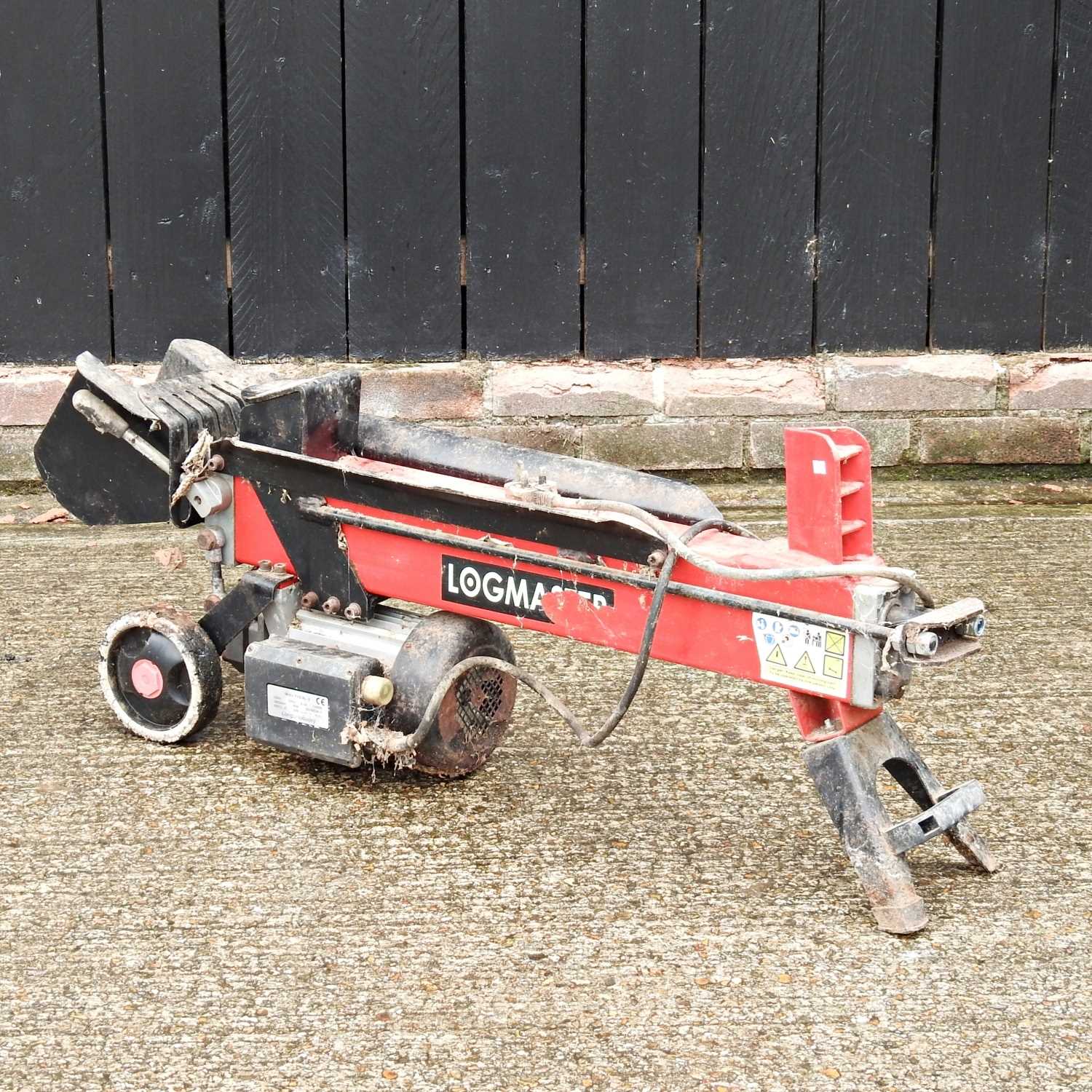 Lot 255 - A Logmaster electric log splitter, 125cm