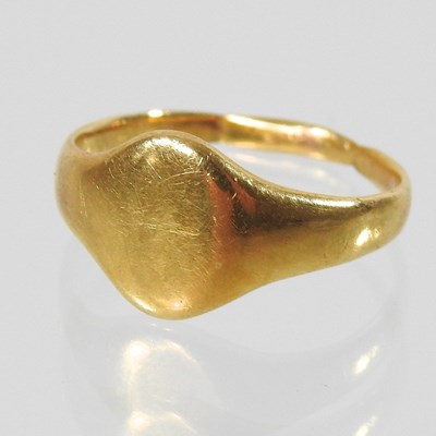 Lot 87 - A gentleman's signet ring