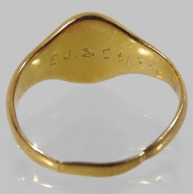 Lot 87 - A gentleman's signet ring