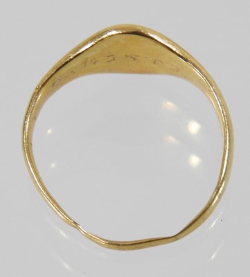 Lot 87 - A gentleman's signet ring