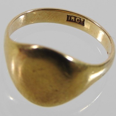 Lot 2 - A child's 18 carat gold signet ring