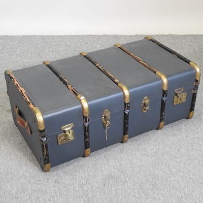 Lot 328 - A large early 20th century travelling trunk