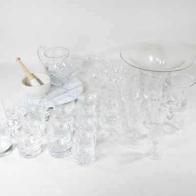 Lot 423 - A collection of glass, to include Dartington...