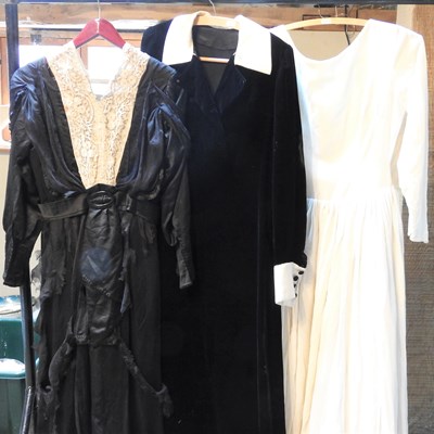 Lot 195 - A vintage white velvet dress