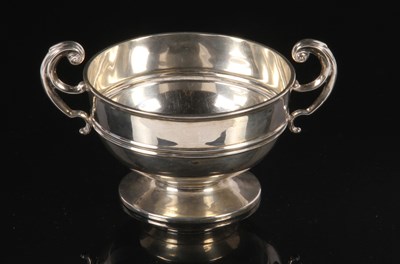 Lot 51 - An Edwardian silver cup or trophy, with twin...