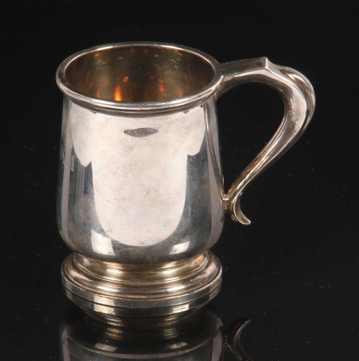 Lot 87 - A George V silver quarter-pint tankard,...