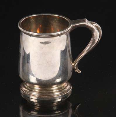 Lot 54 - A George V silver quarter-pint tankard,...