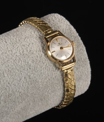 Lot 86 - A Hamilton ladies 9 carat yellow gold cased...