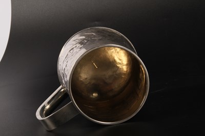 Lot 59 - An Elizabeth II silver tankard or trophy cup,...