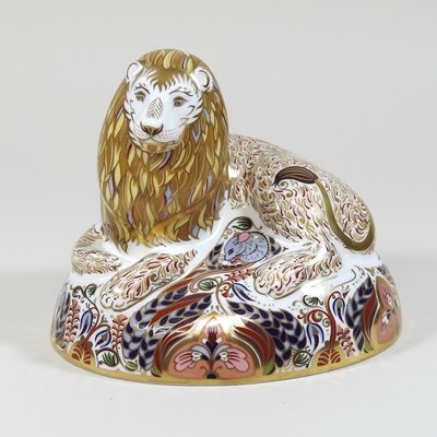 Lot 76 - A Royal Crown Derby paperweight in the form of a recumbent lion