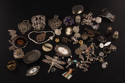 Lot 174 - A collection of mixed jewellery, to include...