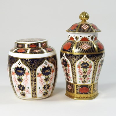 Lot 81 - A Royal Crown Derby 'Old Imari' pattern ginger jar and cover